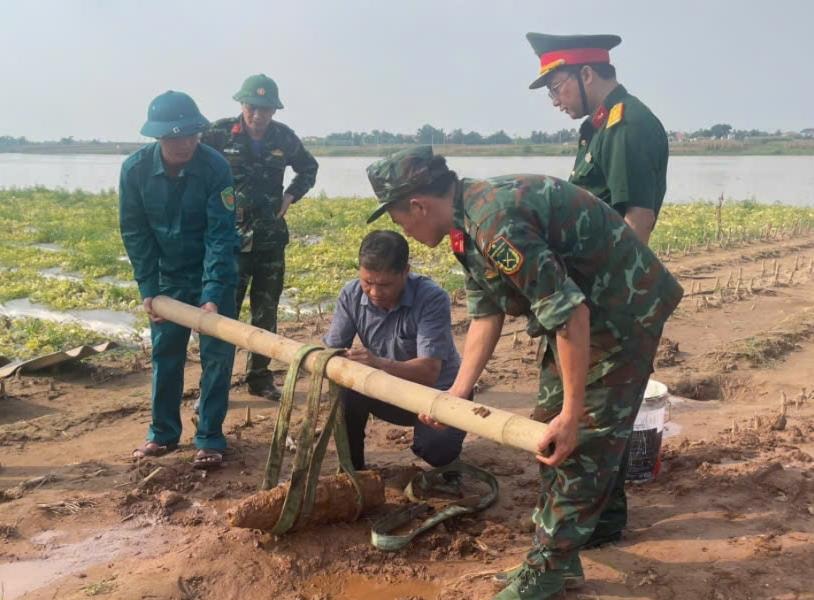 Di chuyển vật thể nghi là đầu đạn lớn ở xã Tuệ Tĩnh đi tiêu hủy