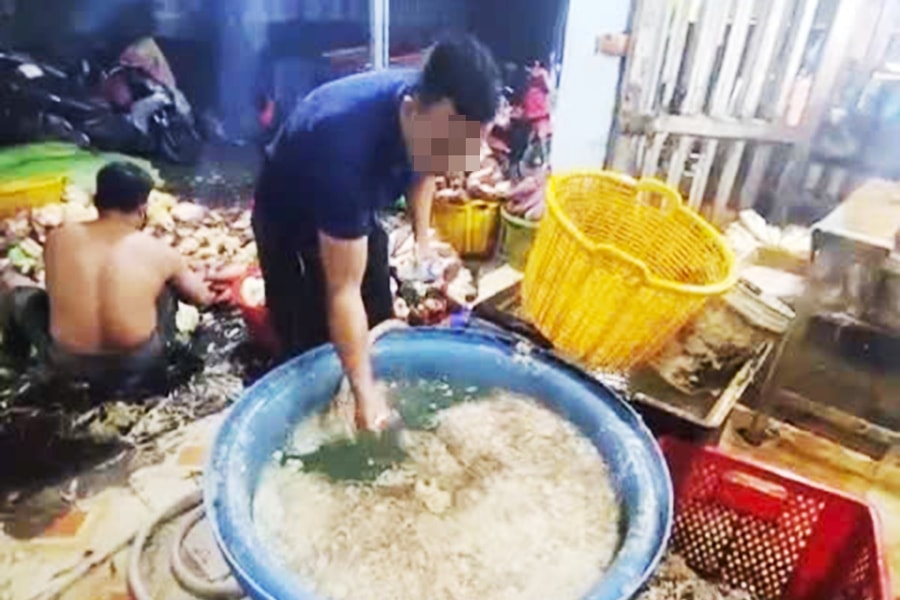 Phát hiện 3 cơ sở ở TP Hồ Chí Minh ngâm hoa chuối vào chất tẩy trắng, hàn the