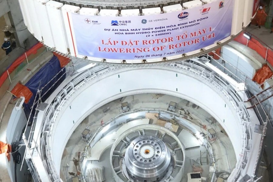 Hạ đặt thành công rotor tổ máy số 1 Dự án Thủy điện Hòa Bình mở rộng