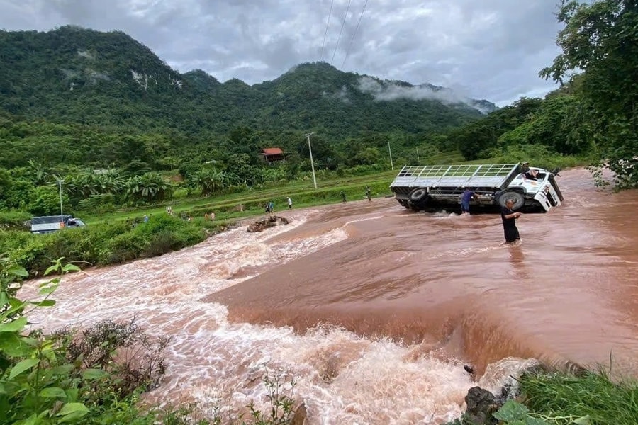 Cầu bị cuốn, ô tô lật do mưa lớn ở Nghệ An