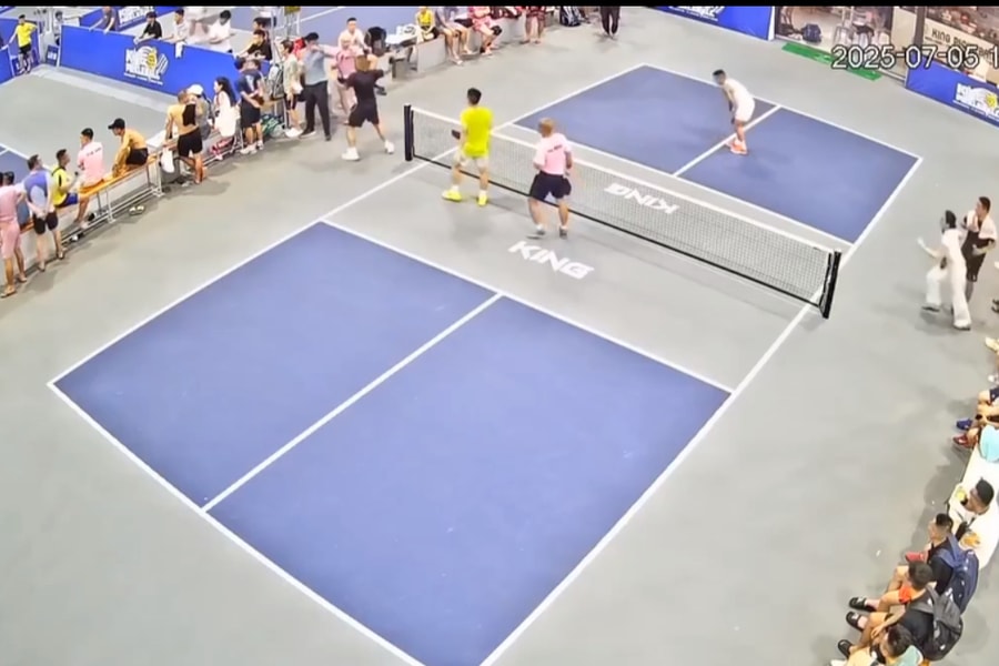 Một vận động viên pickleball tấn công trọng tài