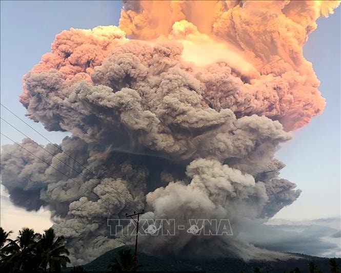 Núi lửa Lewotobi Laki Laki ở Indonesia phun trào trở lại