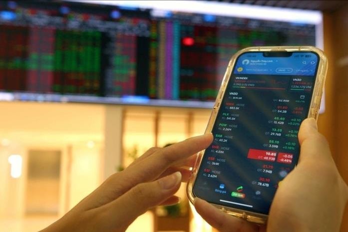 Gần 16.000 tỷ đồng chảy vào thị trường giúp VN-Index tiệm cận mốc 1.400 điểm