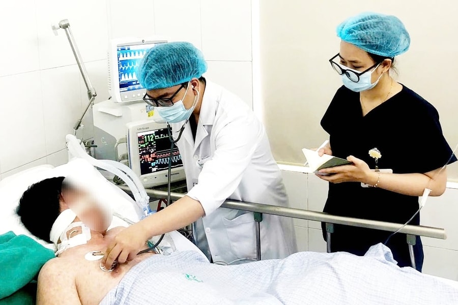Hai người đàn ông khỏe mạnh phải thở máy vì biến chứng sởi