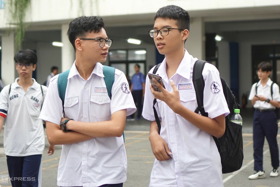 Phụ huynh, giáo viên mong cấm điện thoại trong trường