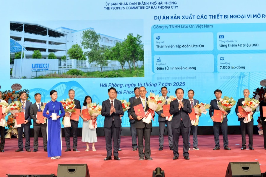 Hai Phong grants investment certificates and MoUs for projects worth over 15.6 billion USD