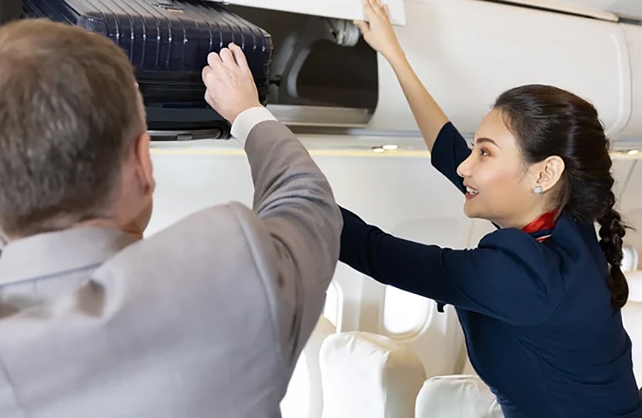 Lý do không nên nhờ tiếp viên cất hành lý trên máy bay