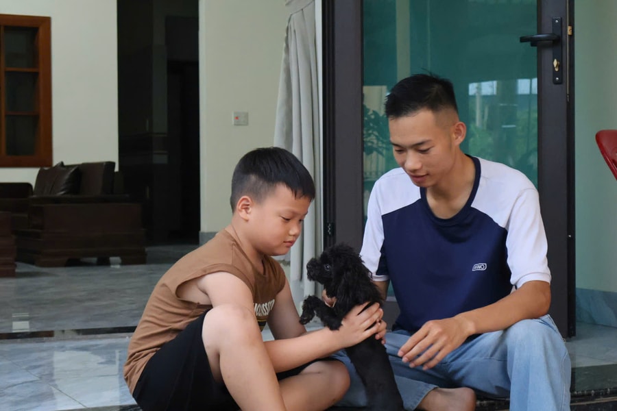 ‘Người hùng’ cứu cháu bé mắc kẹt trên đường ray tàu hoả