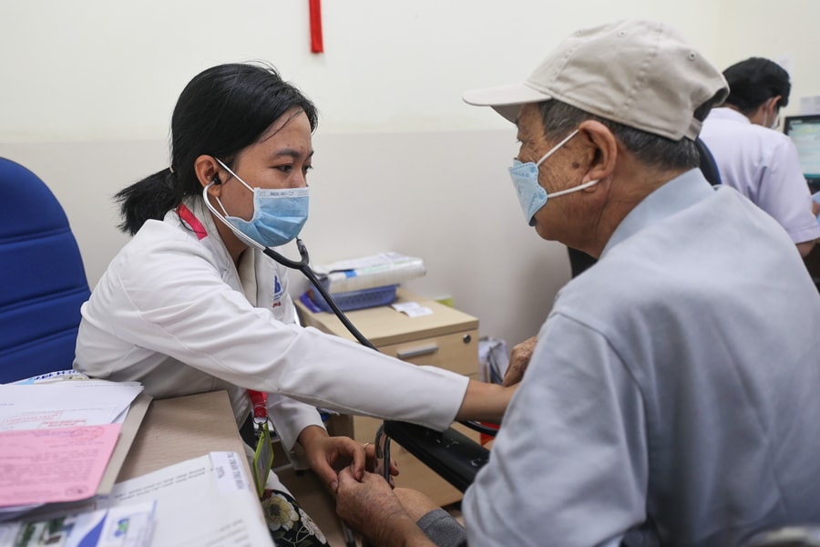 Đề xuất 'thông tuyến' bảo hiểm y tế cho người 70 tuổi