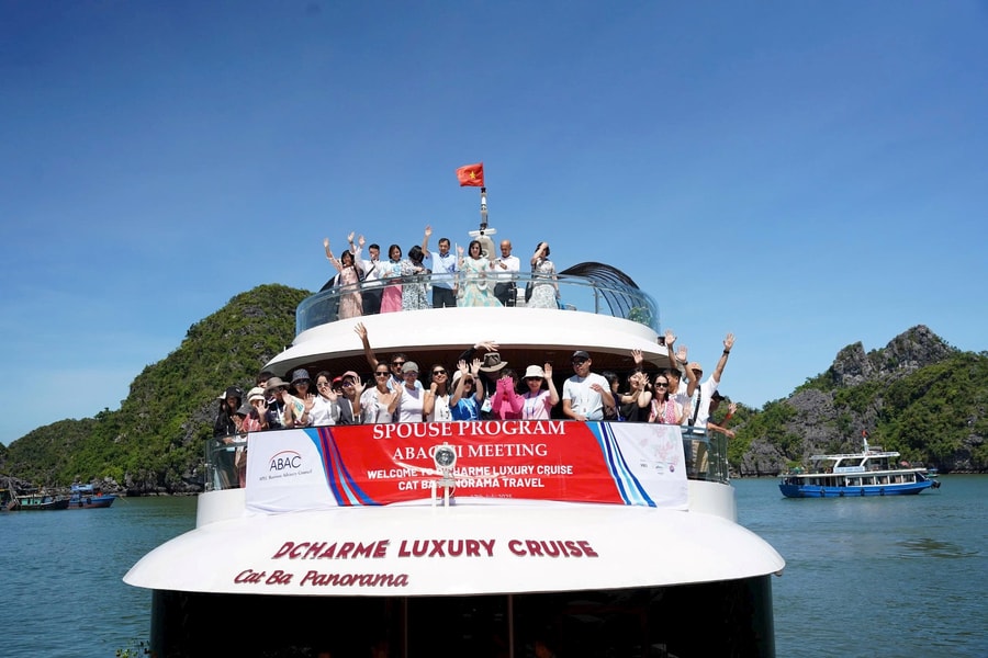 ABAC III international guests enjoy Lan Ha Bay