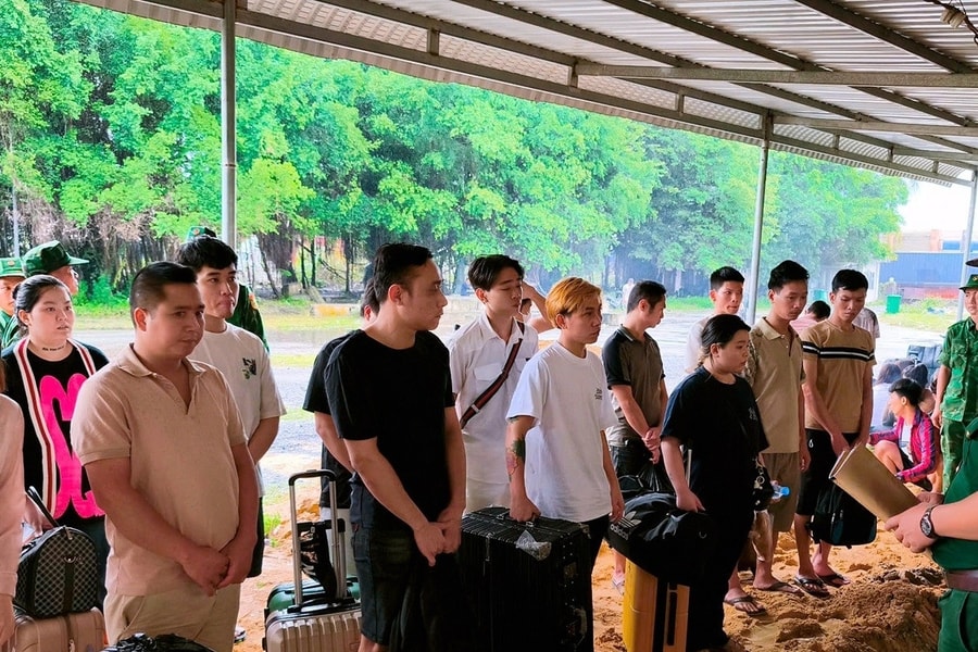 Tiếp nhận 45 công dân Việt Nam bị trục xuất từ Campuchia