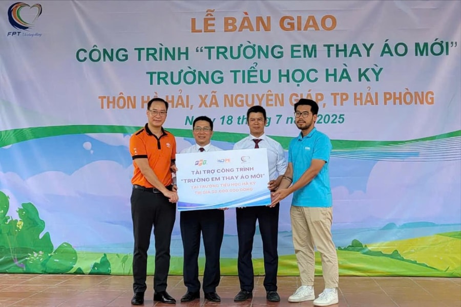 Trường Tiểu học Hà Kỳ (Hải Phòng) đón nhận công trình “Trường em thay áo mới”