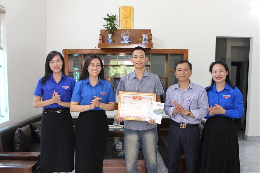 Thành đoàn Hải Phòng tặng bằng khen cho thanh niên cứu cháu bé trước mũi tàu hoả