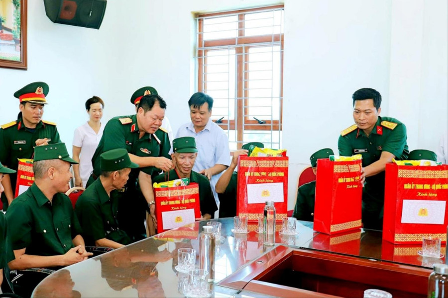 Lãnh đạo Quân khu 3 thăm, tặng quà thương binh, bệnh binh ở Tây Hải Phòng