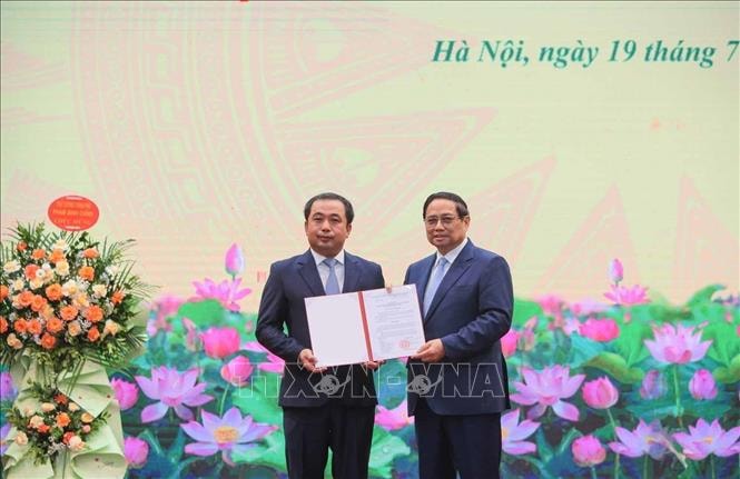 Thủ tướng trao Quyết định bổ nhiệm quyền Bộ trưởng Nông nghiệp và Môi trường