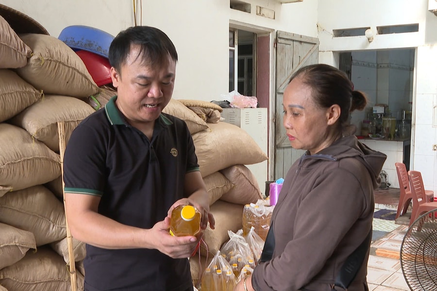 Lo ngại dầu ăn công nghiệp, nhiều người dùng dầu lạc tự ép