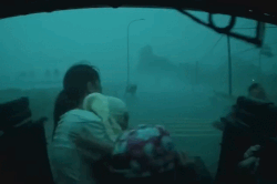 Lái xe bán tải cứu 1 phụ nữ, 5 trẻ em giữa cơn dông lớn ở Hà Nội