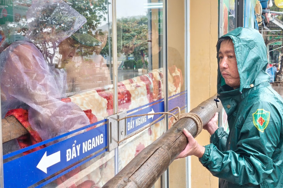 Người dân chạy đua bảo vệ tài sản trước bão số 3