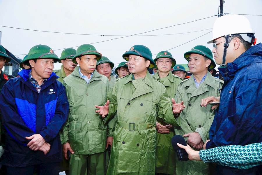 Deputy Prime Minister urges Hai Phong to race against time to prepare for Storm Wipha