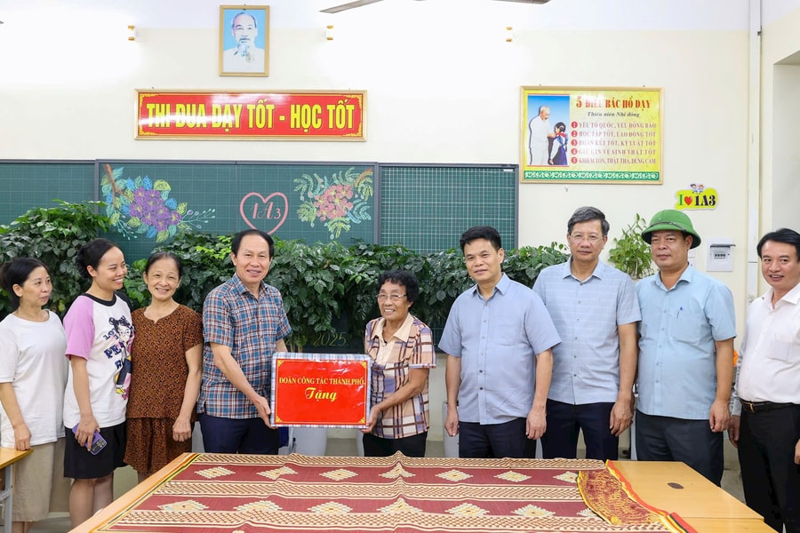 Các đồng chí lãnh đạo thành phố Hải Phòng động viên người dân tạm lánh, tránh trú bão số 3