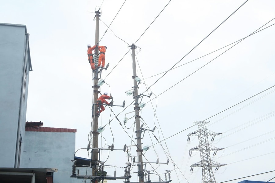 Hai Phong Power Company works urgently to restore storm-affected grid