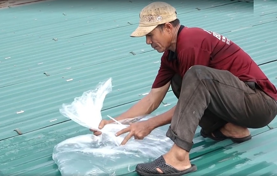 Nên chống tốc mái bằng bao cát hay túi nước?