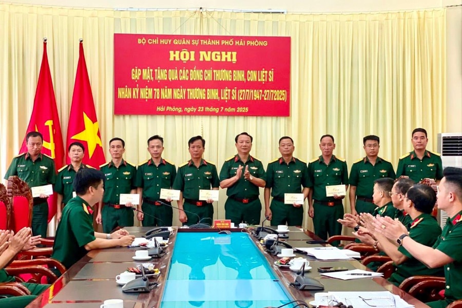 Bộ Chỉ huy quân sự thành phố Hải Phòng tặng quà quân nhân là thương binh, con liệt sĩ