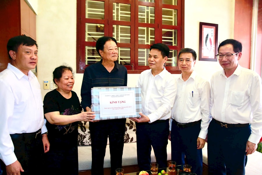 Hai Phong People’s Committee Chairman presents gift to typical meritorious person in Le Chan ward