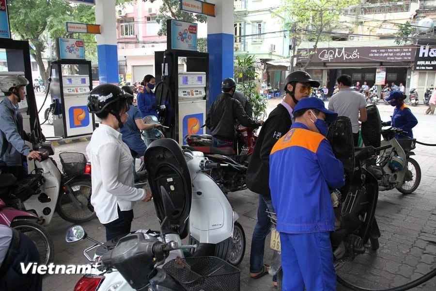 Giảm 2 lần liên tiếp, giá xăng RON95-III lùi về ngưỡng 19.700 đồng mỗi lít