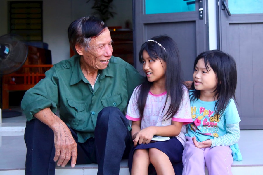 Người thương binh nuôi cháu