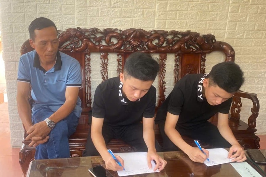 Hai anh em sinh đôi ở Kim Thành viết đơn tình nguyện nhập ngũ