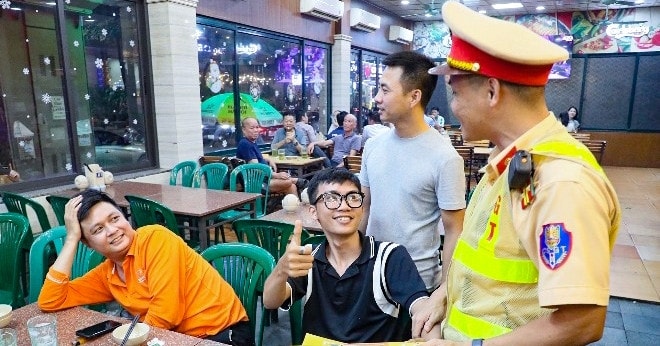 Cảnh sát đến quán bia dán tờ giấy, 'dân nhậu' vui vẻ gọi xe ôm về nhà
