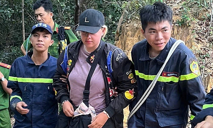 Cứu du khách nước ngoài đi lạc trên núi ở Khánh Hòa