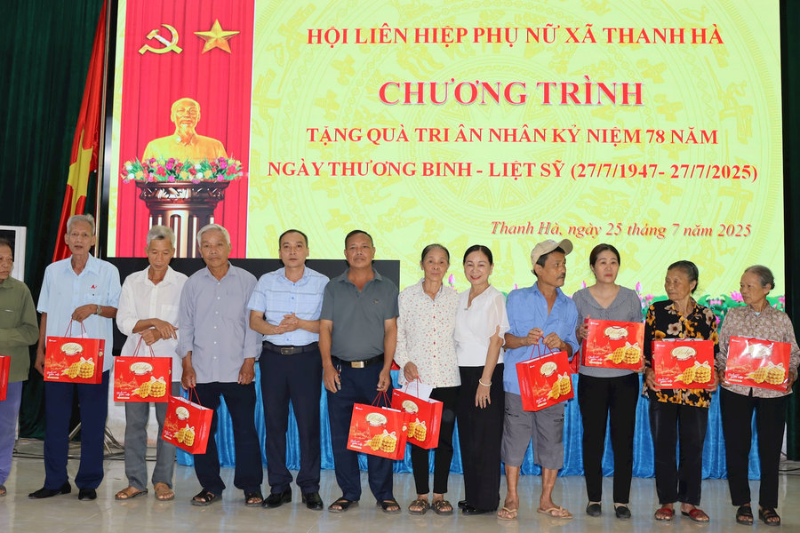 Hội Phụ nữ xã Thanh Hà huy động nguồn xã hội hóa tặng 79 suất quà cho người có công