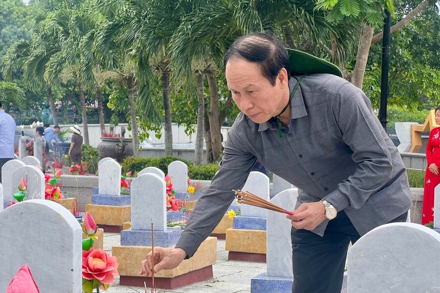 Hai Phong Party Committee Secretary Le Tien Chau offers incense at national martyrs’ cemeteries in Quang Tri