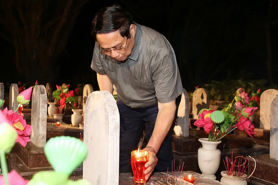 Thủ tướng Phạm Minh Chính thắp nến tri ân ở Nghĩa trang Trường Sơn