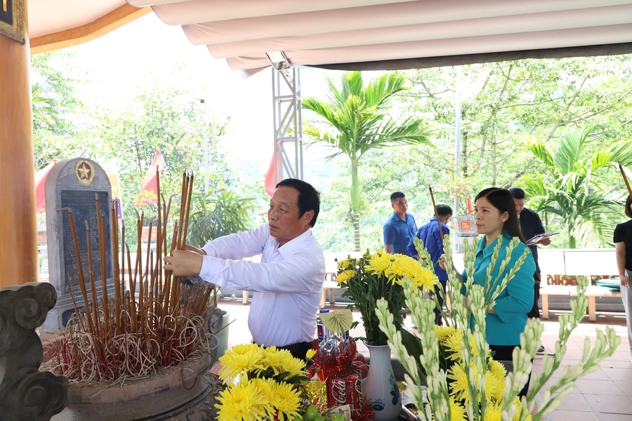Đồng chí Lê Văn Hiệu viếng Nghĩa trang liệt sĩ Vị Xuyên và điểm cao 468