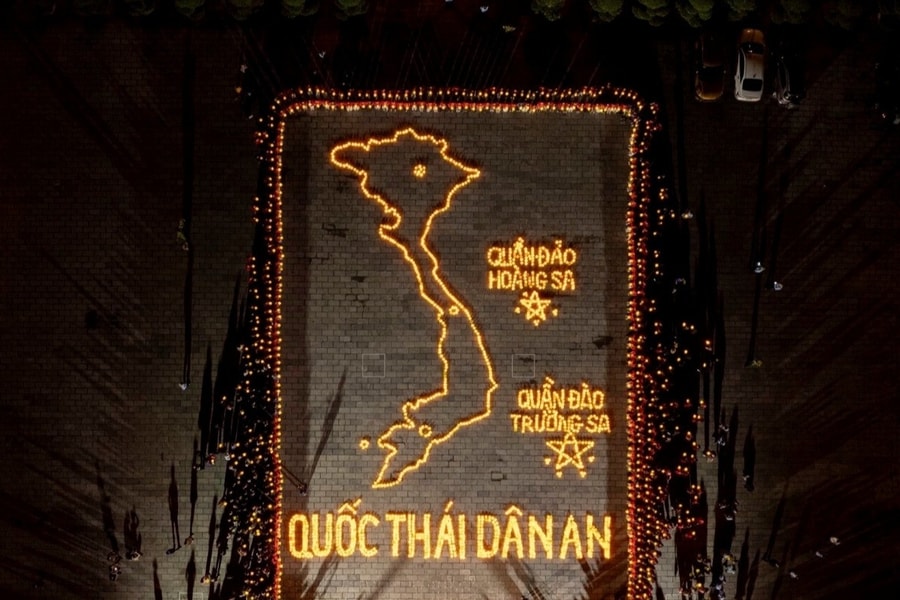 Hơn 2.500 người tham gia đêm hoa đăng tri ân các Anh hùng liệt sĩ