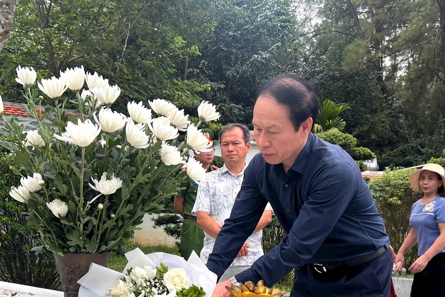 Hai Phong delegation pays tribute at martyrs' cemeteries in Ha Tinh