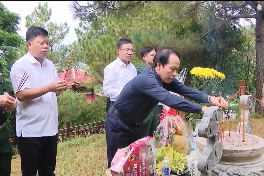 Hai Phong delegation pays tribute at General Vo Nguyen Giap’s grave