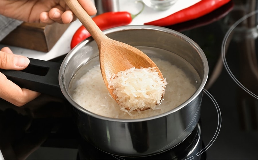 Nấu cơm bằng nước nóng hay nước lạnh ngon hơn?