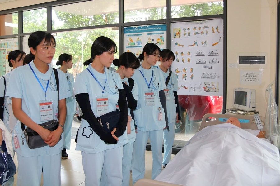 32 Japanese students take part in internship at Hai Duong University of Medical Technology