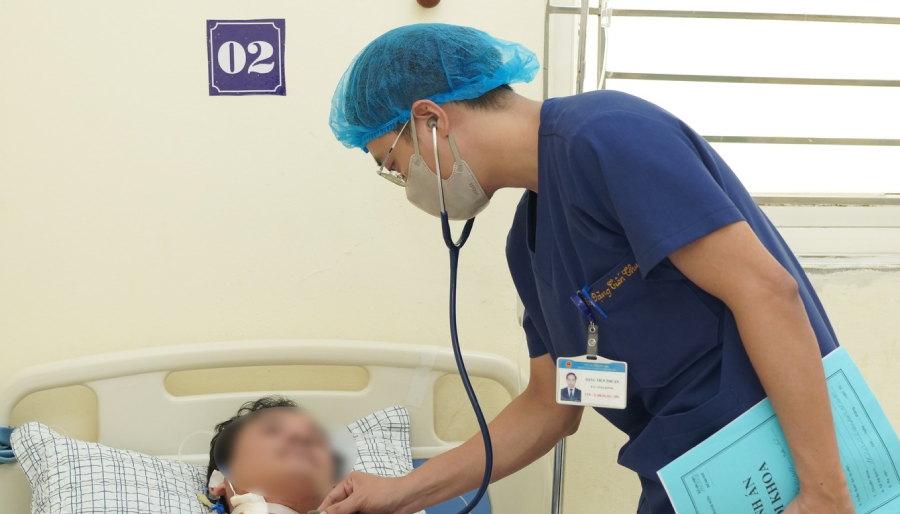 Người đàn ông trẻ ở Phú Thọ suýt chết sau khi bị kiến cắn