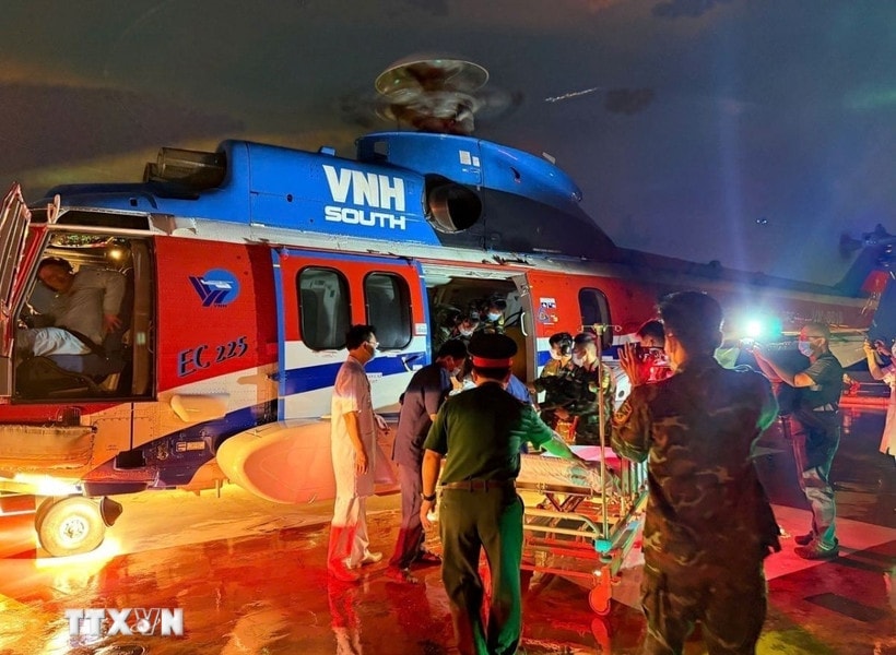 Trực thăng Binh đoàn 18 bay cấp cứu quân nhân từ Trường Sa về đất liền điều trị