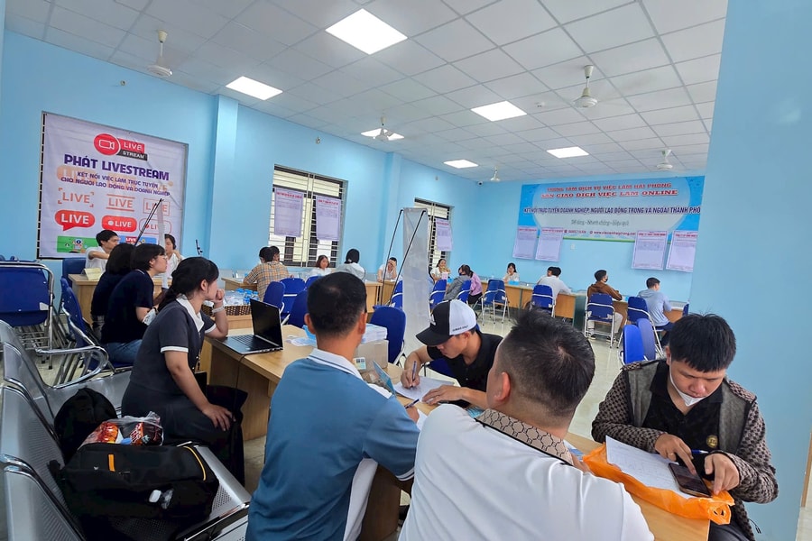 Gần 1.600 lao động ở Hải Phòng tìm hiểu thông tin việc làm