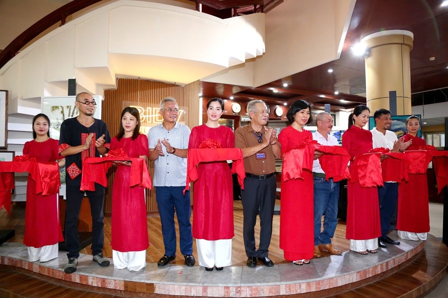 Khai mạc triển lãm mỹ thuật 'Quê hương tươi đẹp' tại Đồ Sơn