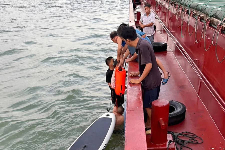 Hai bố con chèo thuyền kayak bị sóng đánh trôi trên biển 13 tiếng