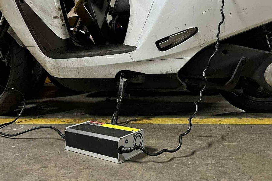 Sạc xe máy điện tại nhà thế nào cho an toàn?