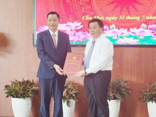 Ủy viên Bộ Chính trị Nguyễn Xuân Thắng trao quyết định về công tác cán bộ