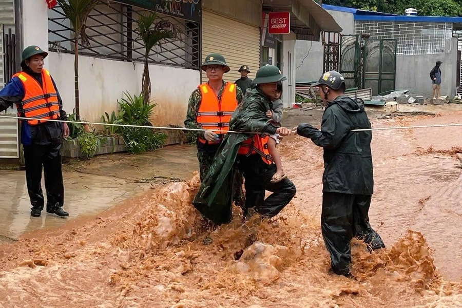Hiện trường tan hoang sau trận lũ kinh hoàng khiến 12 người chết và mất tích